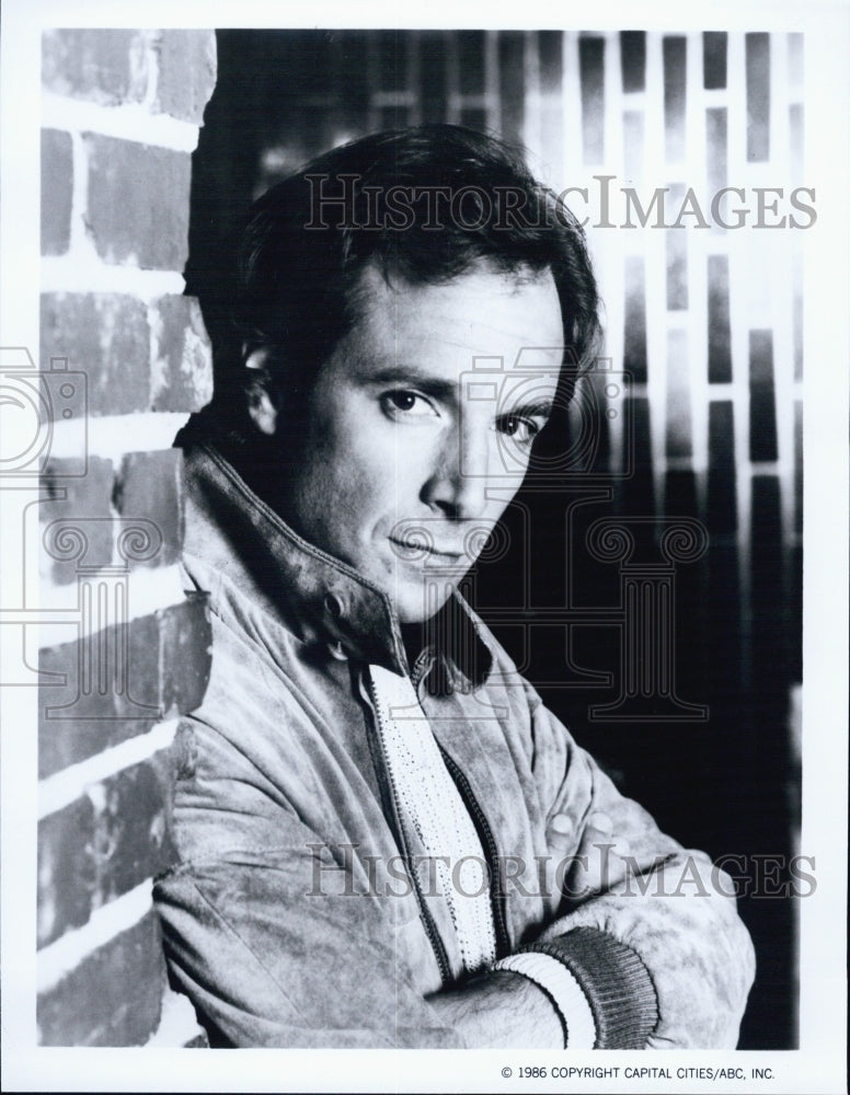 1986 Press Photo Actor Robert Desiderio in ABC TV series &#39;Heart of the City&#39; - Historic Images