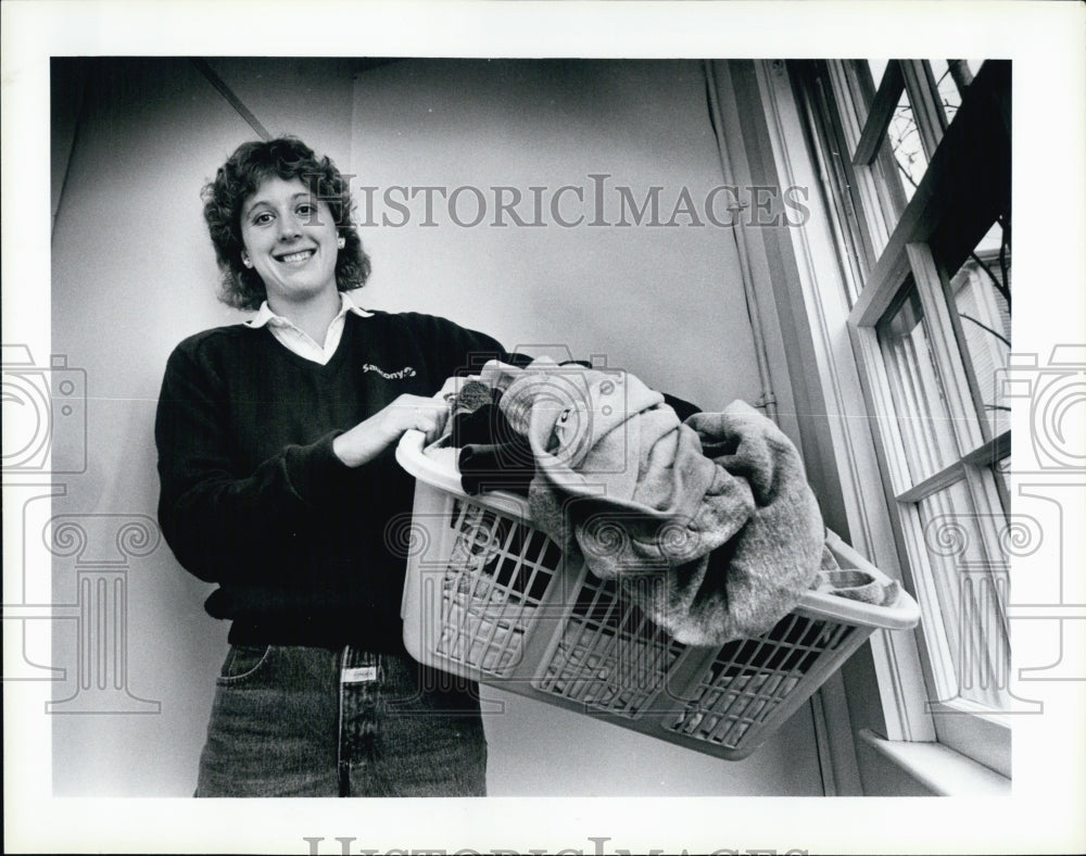 1985 Press Photo Boston Marathon Women's Winner Lisa Larsen Weidenbach at Home - Historic Images
