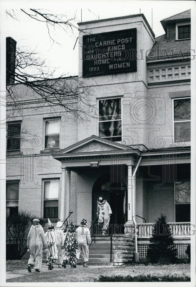 Press Photo The Holy Fools going into nursing home to entertain the inhabitents - Historic Images