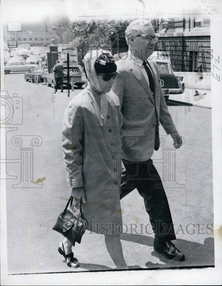 1969 Eva Peck & Thomas O'Brien At Hospital Sgt. R. Peck Gun Injury - Historic Images
