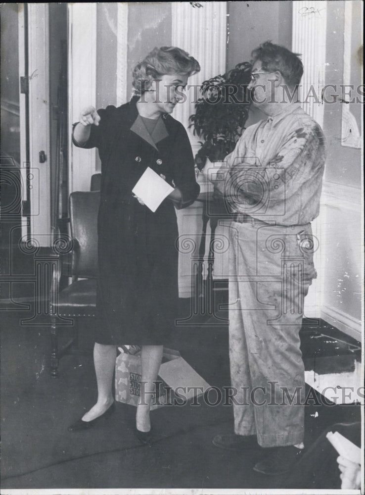 1963 Press Photo Massachusetts First Lady Toni Peabody with State House Worker - Historic Images