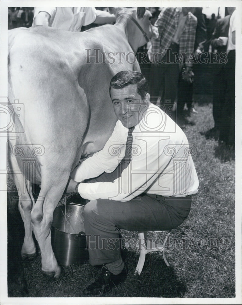 1967 Press Photo Rep Ray Peck of Dartmouth won the cow milking contest. - Historic Images