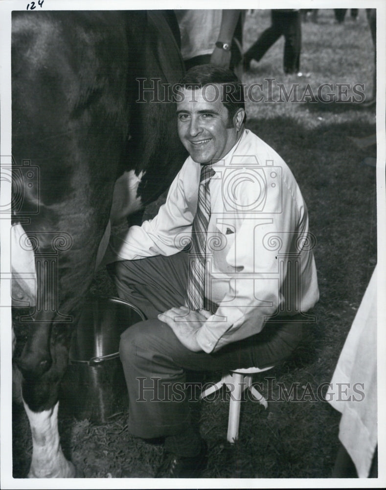 1970 Press Photo Rep Ray Peck of N. Dartmouth won the annual cow milking contest - Historic Images