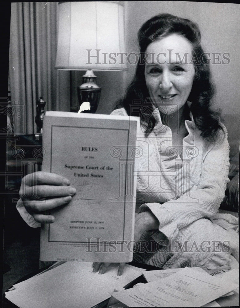 1972 Cedelle Pearl show her document of US Supreme Court. - Historic Images