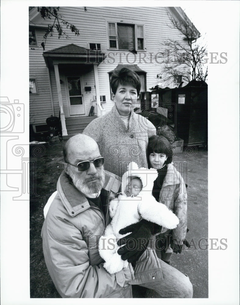 1989 Press Photo The Pearson Family is homeless after their Condo Burned - Historic Images