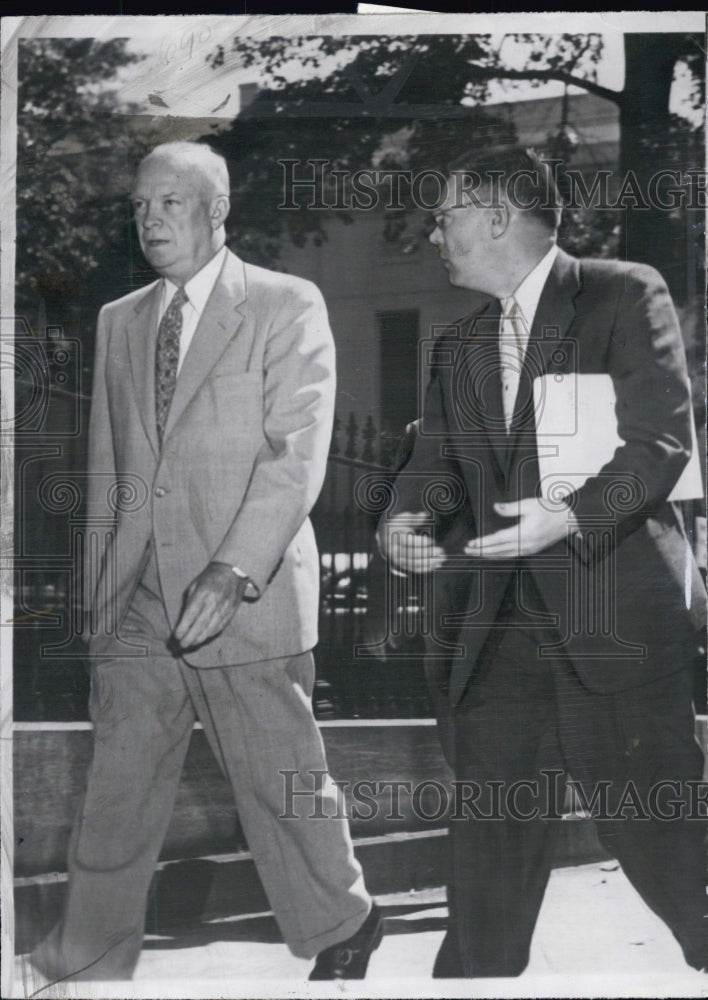 1953 Press Photo President Eisenhower with press secretary James Hagerty - Historic Images