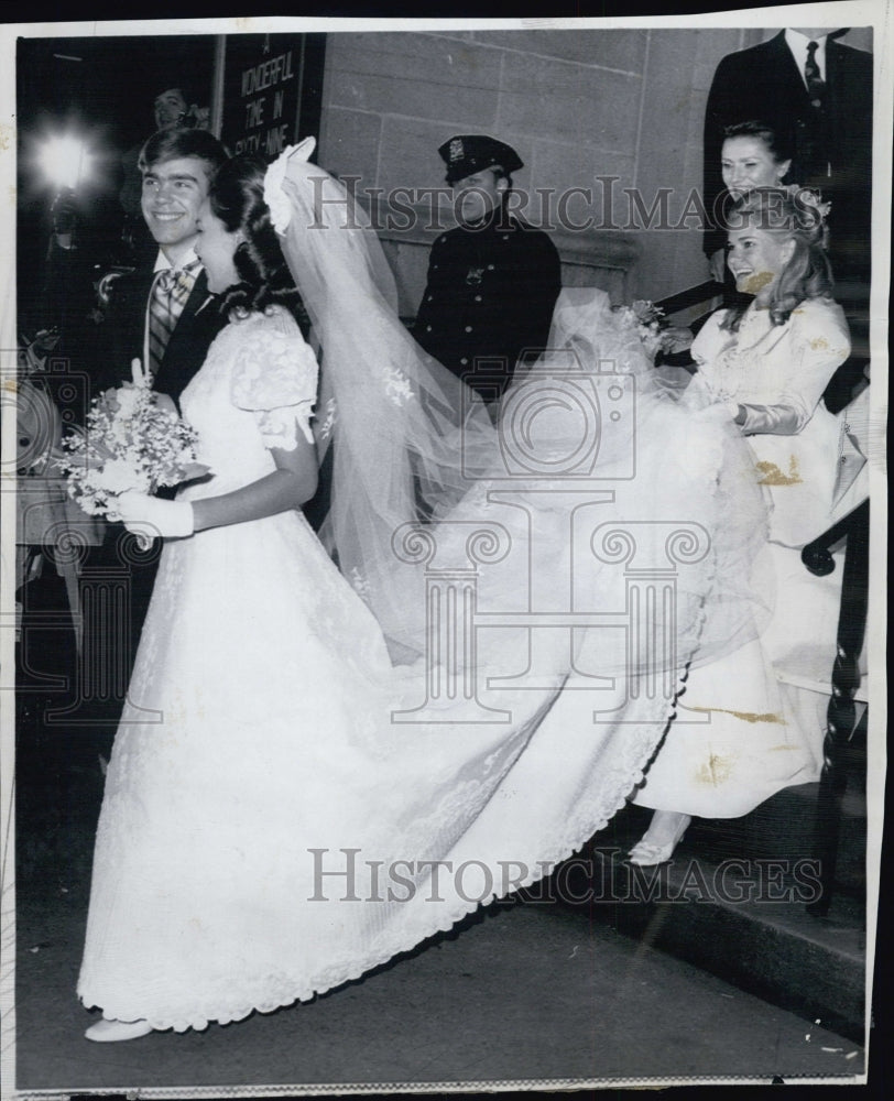 1968 Press Photo Newly weds Mr. and Mrs. David Eisenhower leaving the church - Historic Images