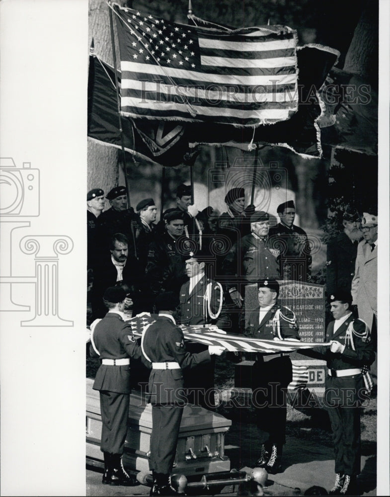 1991 Press Photo Air Force Pallbearers at funeral of MIA Sgt. Frederick Garside - Historic Images