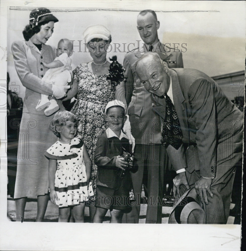 1952 A picture of Eisenhower family - Historic Images