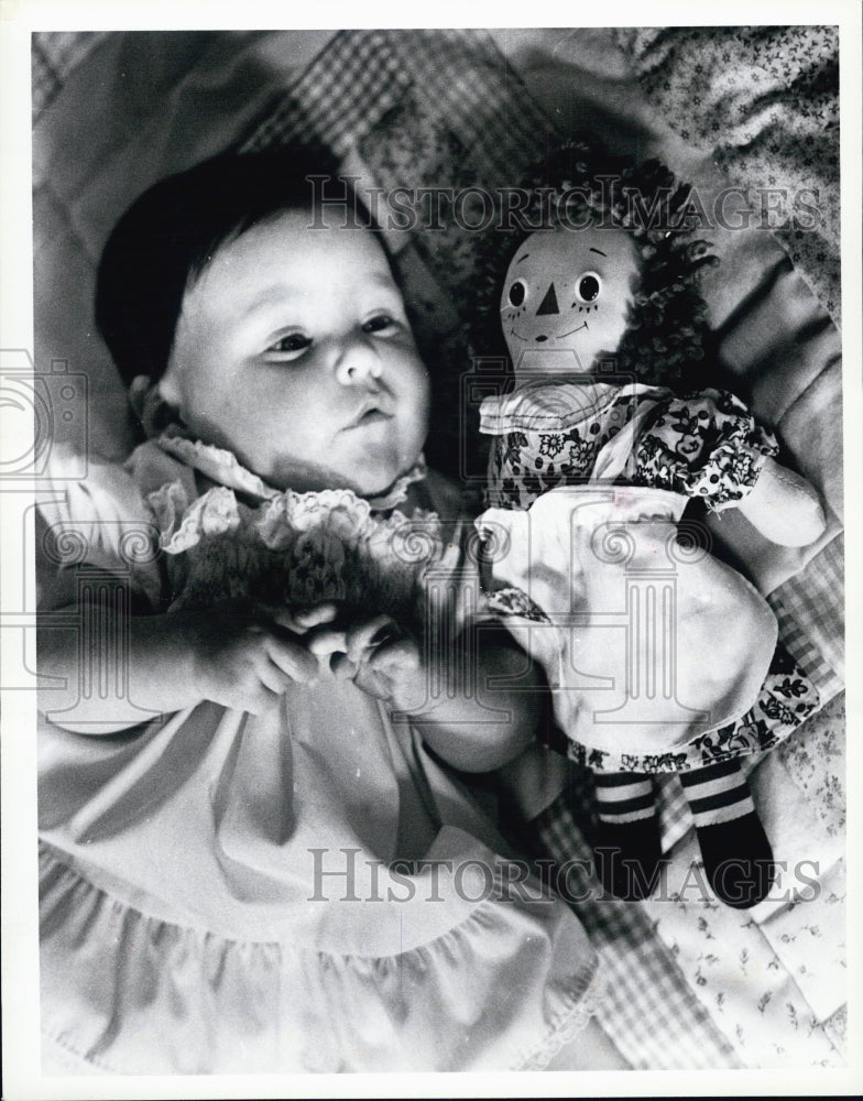 Press Photo Baby Girl Elizabeth Jordan Carr Test Tube - Historic Images