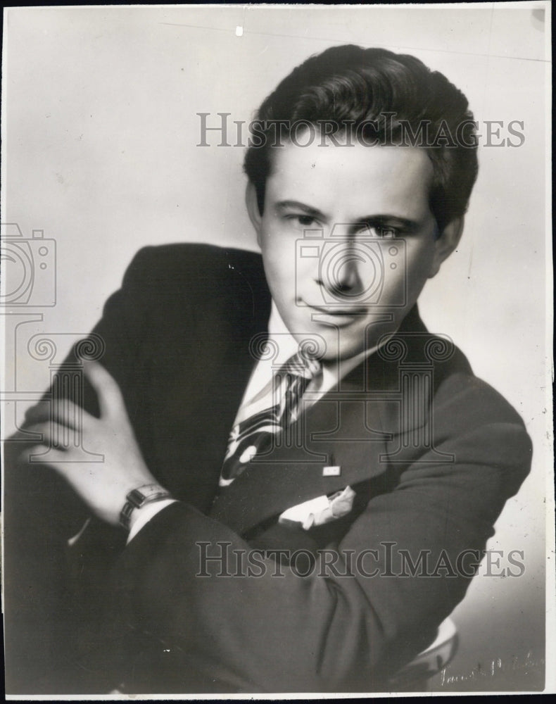 1945 Press Photo Jimmy Elliott Devils Galore Theater - Historic Images