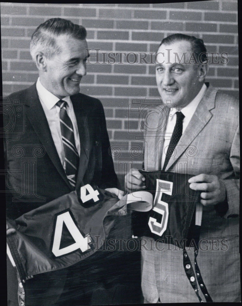 1969 Press Photo Bill Grady and Aaron Kulchinsky display blankets. - Historic Images