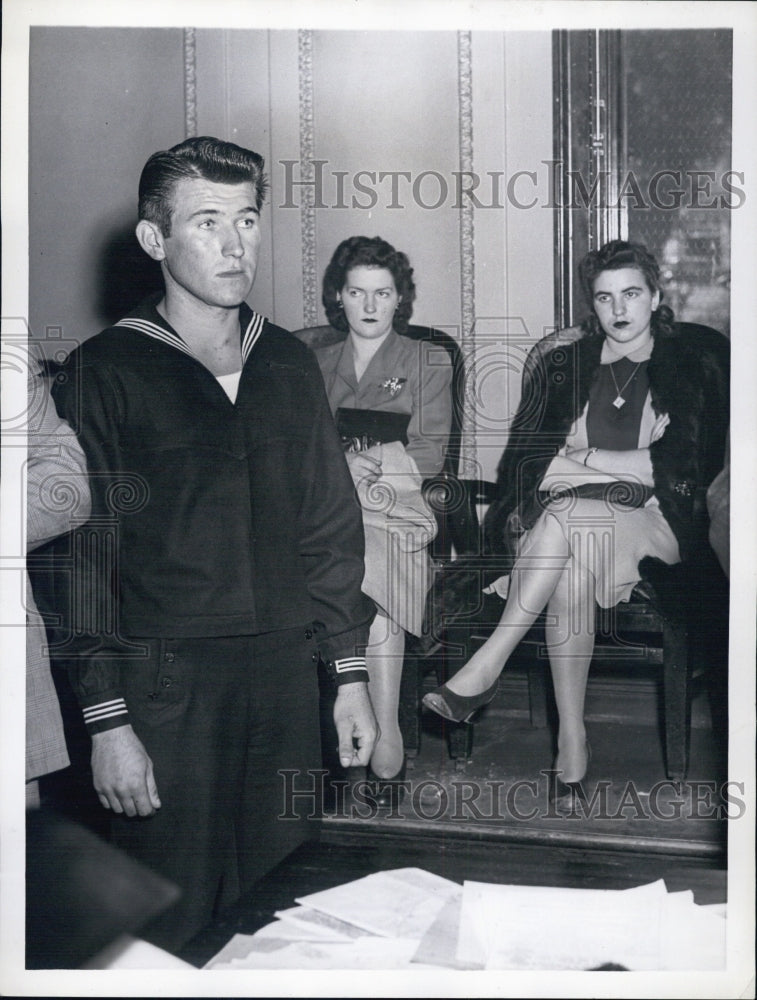 1943 Press Photo Helen Baird &amp; Gloria Shrewberry starring at  William Kuhn - Historic Images