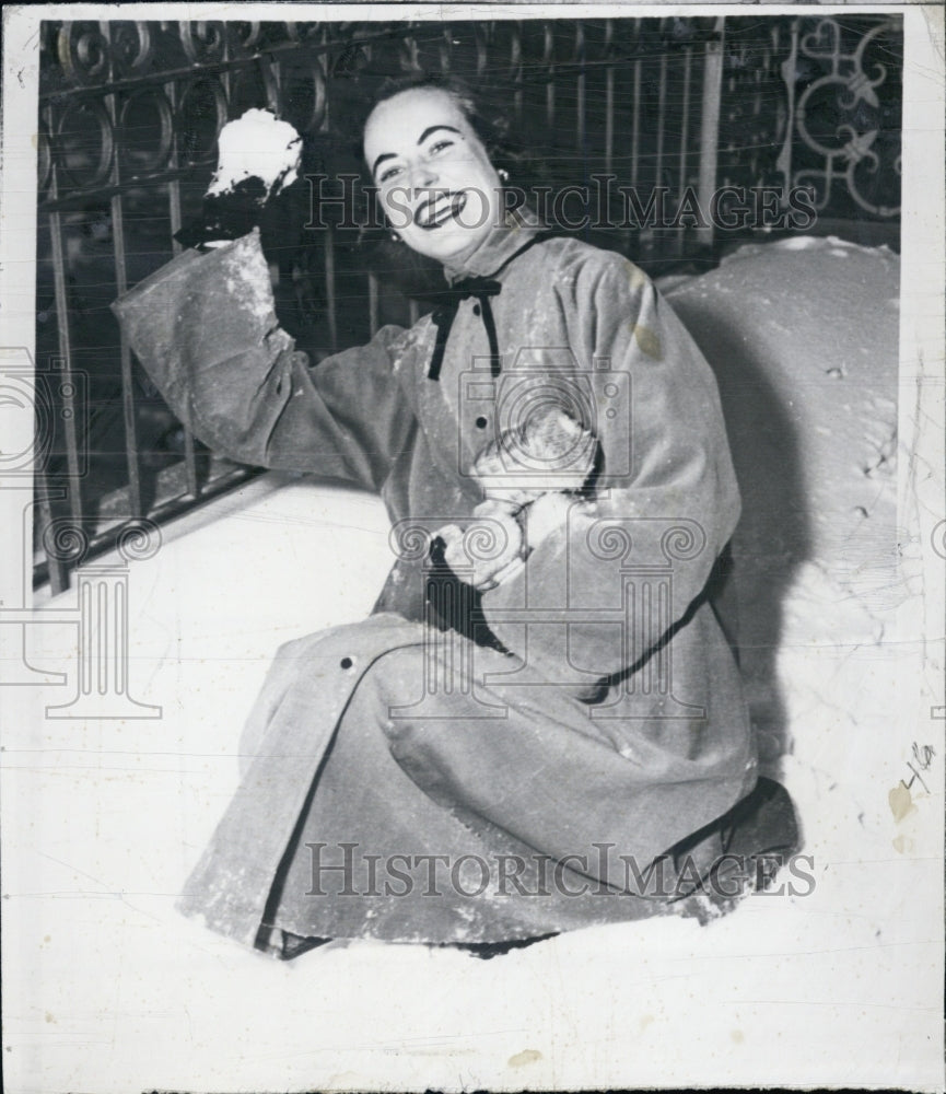 1954 Beverly Loiuse Pack holding a snow a New York Hotel. - Historic Images