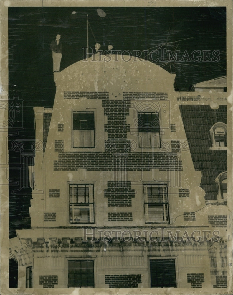 1957 Press Photo Stanley walker on Roof of Denmore Hotel With Police - Historic Images