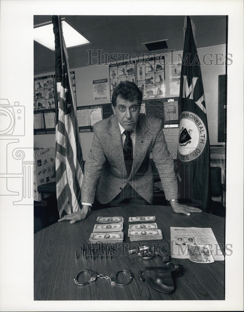 1992 Press PhotoMBTA Sgt Detective Joseph Mastrorilli,weapons on Robert Ingraham - Historic Images