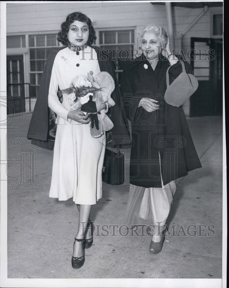 1950 Press Photo Rita Pandit, niece of India Premier Nehru, with her mom in NY - Historic Images