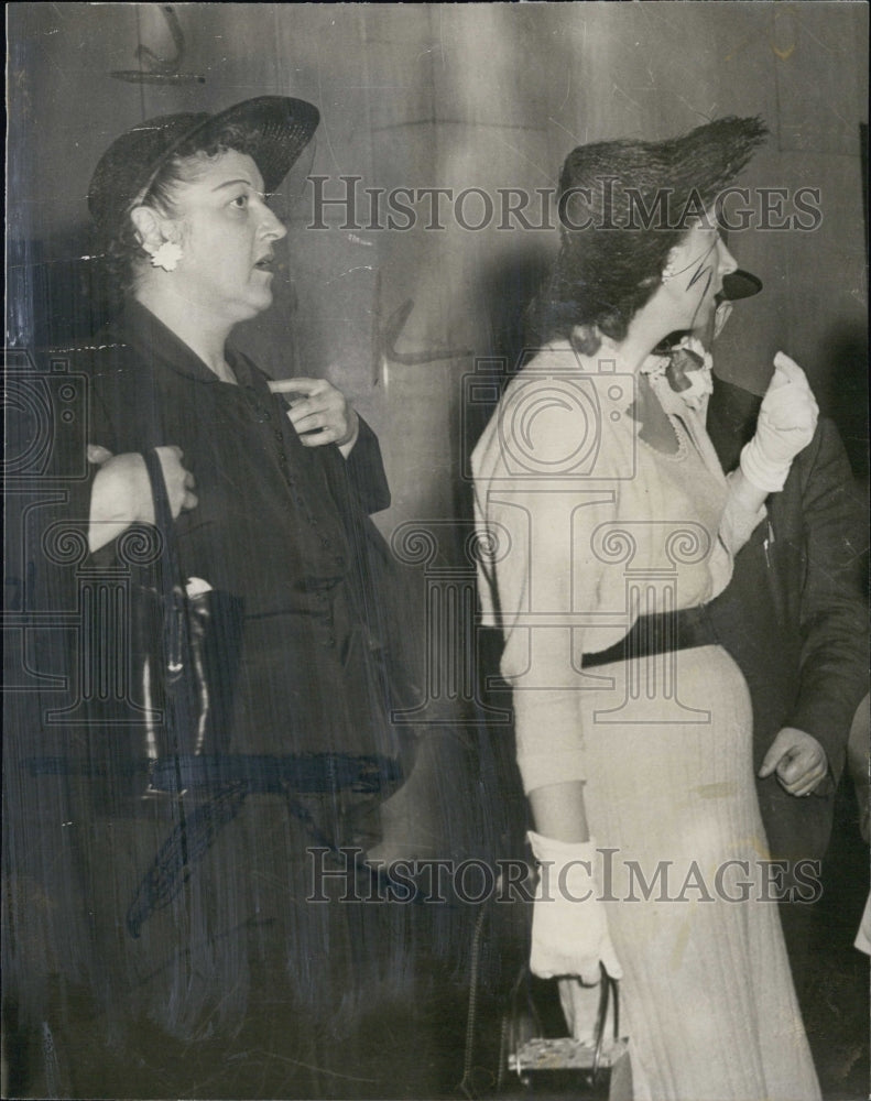 1956 Press Photo Mrs. Caroline Carroll & daughter Mrs. Daisy (strip tease) - Historic Images