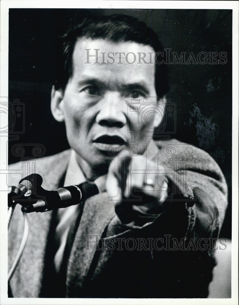 1986 Press Photo Den Vo,Owner of Vietnam Market points at Gtreet Gang Leader - Historic Images