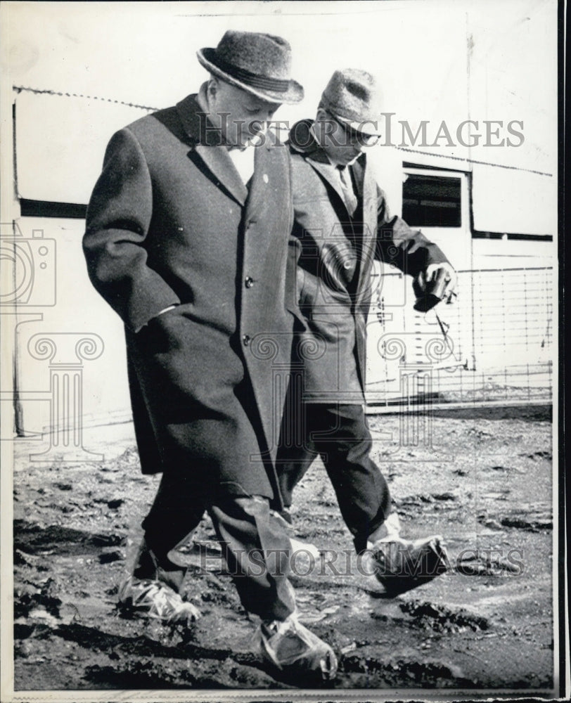 1971 Press Photo Vladimir Matskevich(L) &amp; Victor Lischenko show in the picture - Historic Images