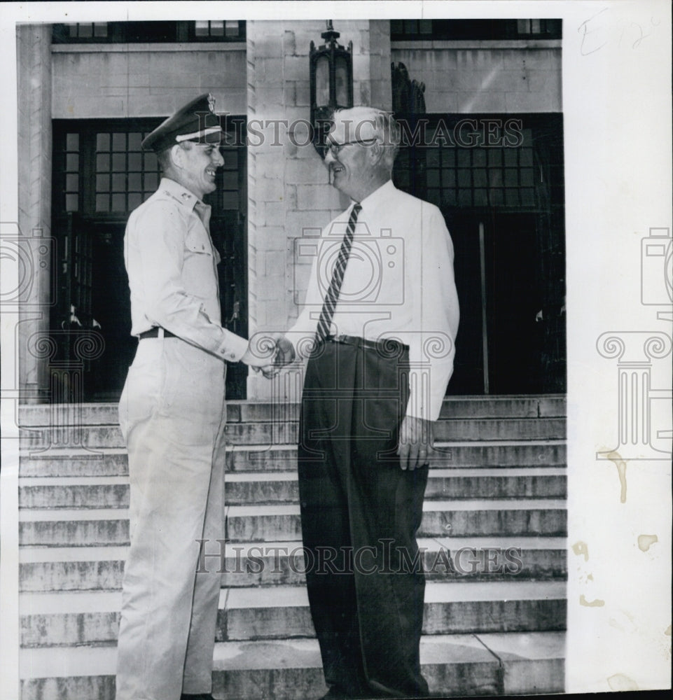 1958 Capt.Leon Stumbaugh shake hands with Jess Matthews - Historic Images