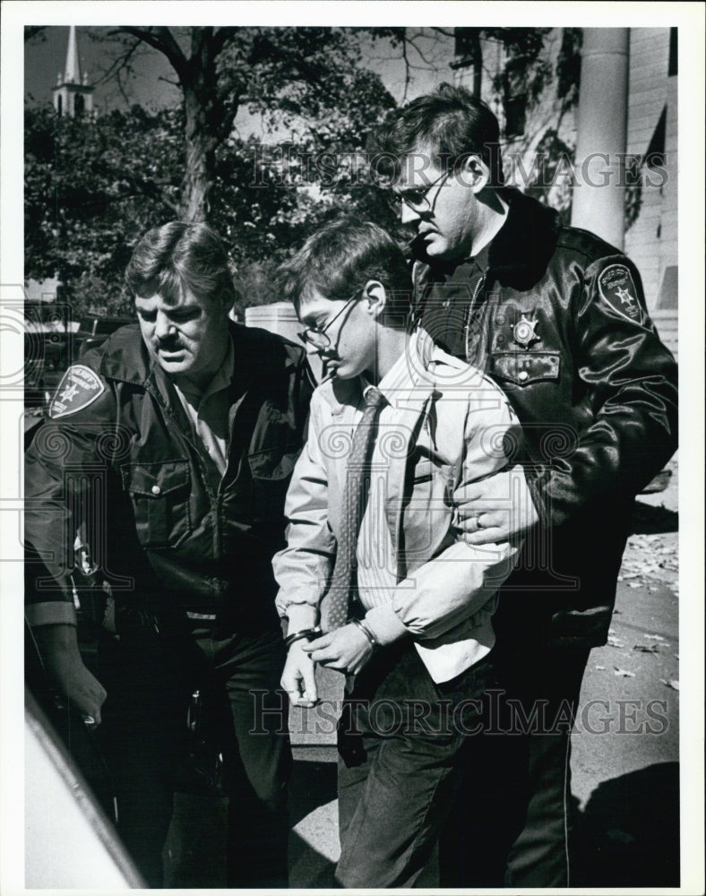 1987 Press Photo Rod Matthews escorted by Norfolk sheriffs after court - Historic Images