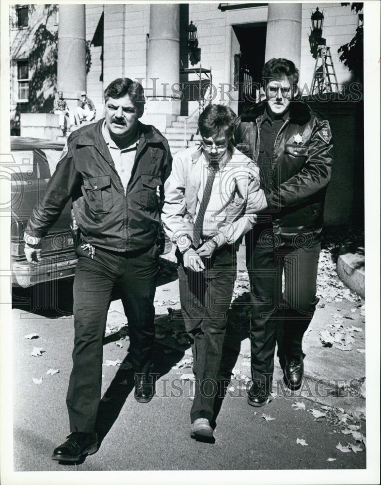 1987 Press Photo Rod Matthews escorted from court by Norfolk sheriffs - Historic Images