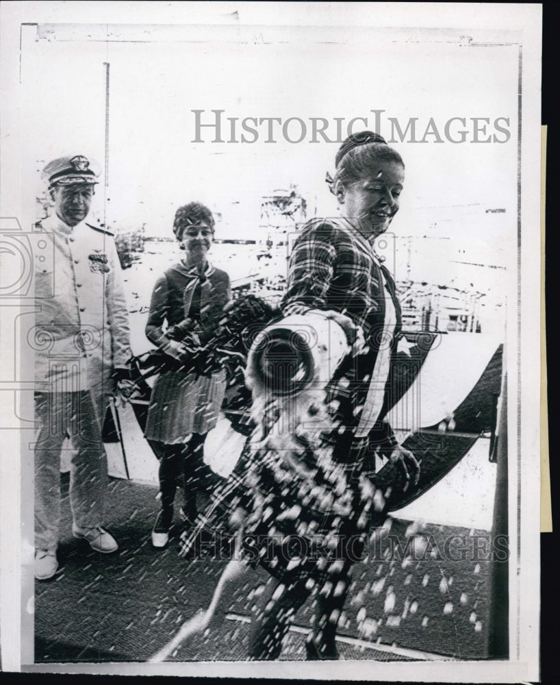 1970 Press Photo Mrs. Paul Masterton, wife of Navy&#39;s commander Antisubmarine - Historic Images