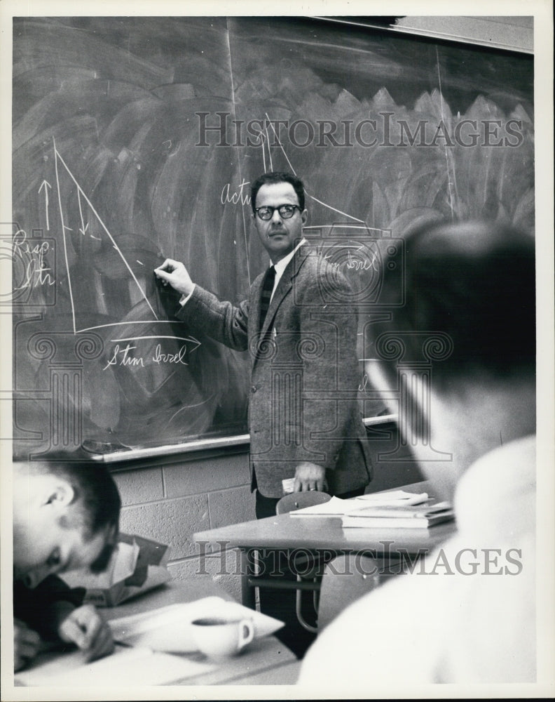 1962 Press Photo Dr. Seymour Epstein lectures at University of Massachusetts - Historic Images