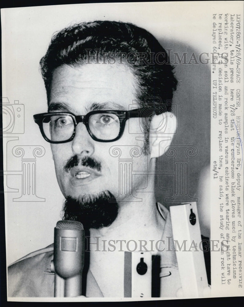 1969 Press Photo Bryan Erb, deputy manager of the lunar receiving laboratory - Historic Images