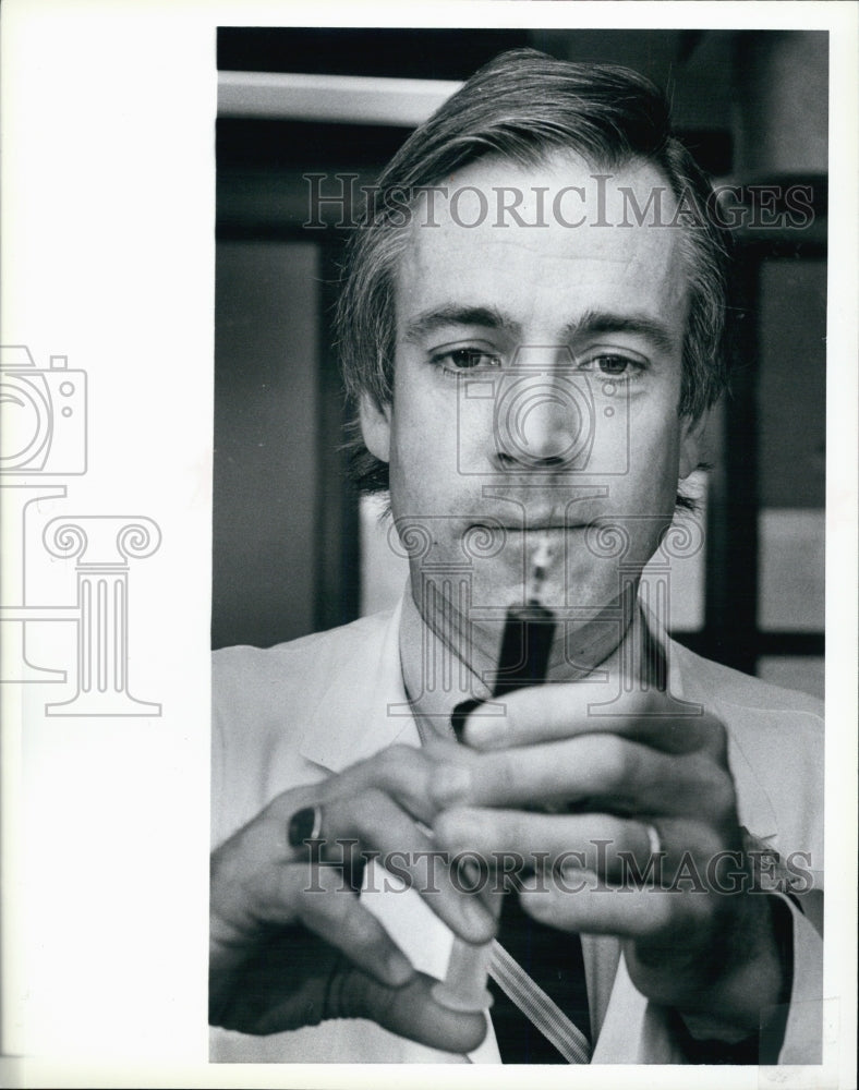 Press Photo Dr. Richard Erbe, discovered the deadly Huntington's disease - Historic Images