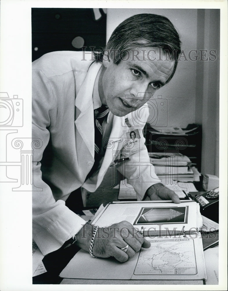 1983 Press Photo Dr. Richard Erbo in genetics building at Mass. General Hospital - Historic Images