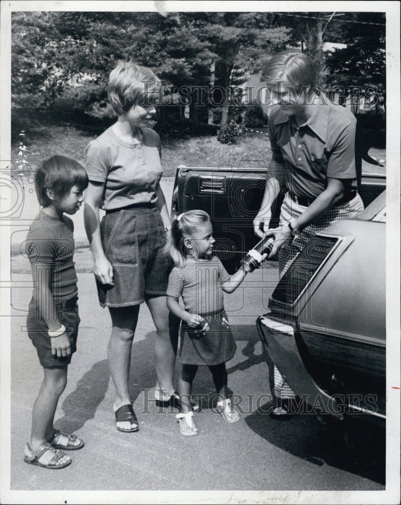 1975 ABC's Chief Medical Correspondent Dr. Tim Johnson with Family-Historic Images