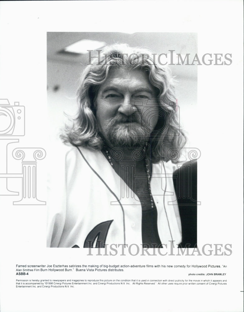 1998 Press Photo Screenwriter Joe Eszterhas Satirizes Action-Adventure Films - Historic Images