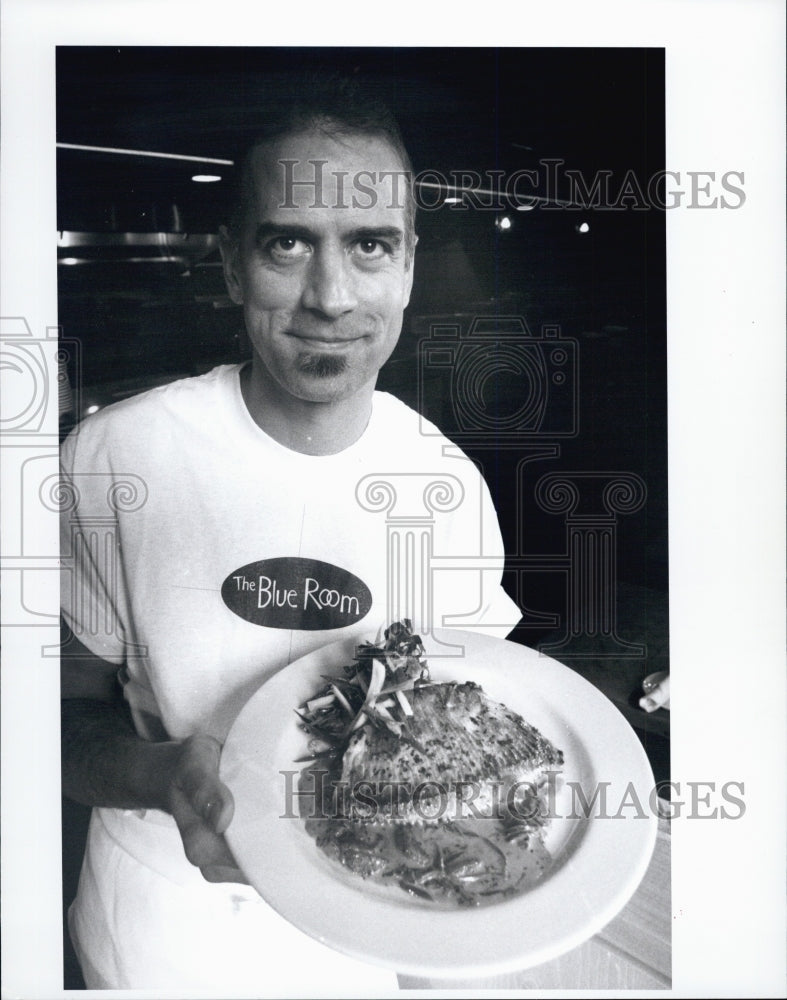 1996 Press Photo Steve Johnson of The Blue Room with a plate of Skate - Historic Images