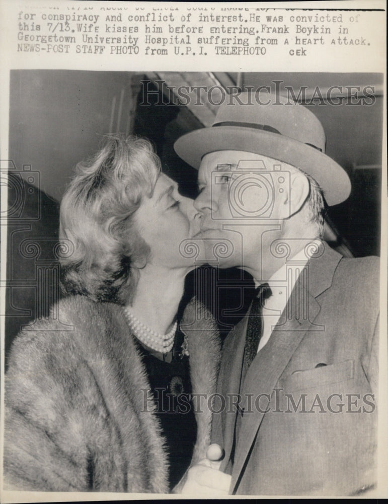 1963 Press Photo Rep. Thomas F. Johnson kissed by his wife as he enter Courtroom - Historic Images