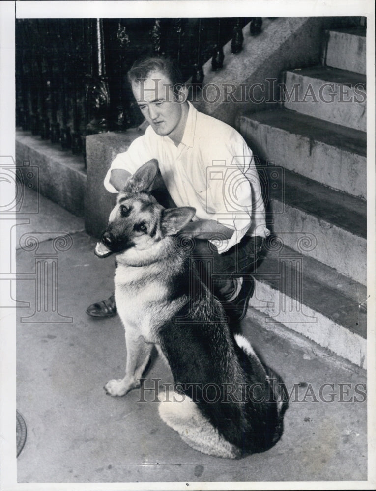 1965 Press Photo Ernest Fraser at Station II with the dog he found - Historic Images