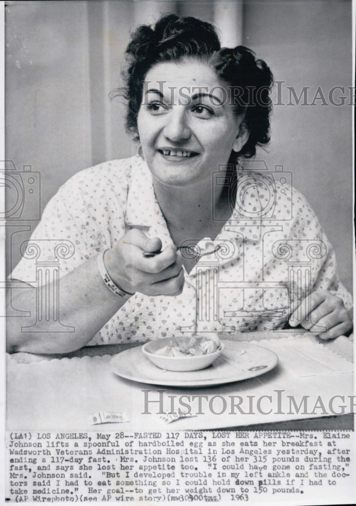 1963 Mrs. Elaine Johnson ending her 117-day fast - Historic Images