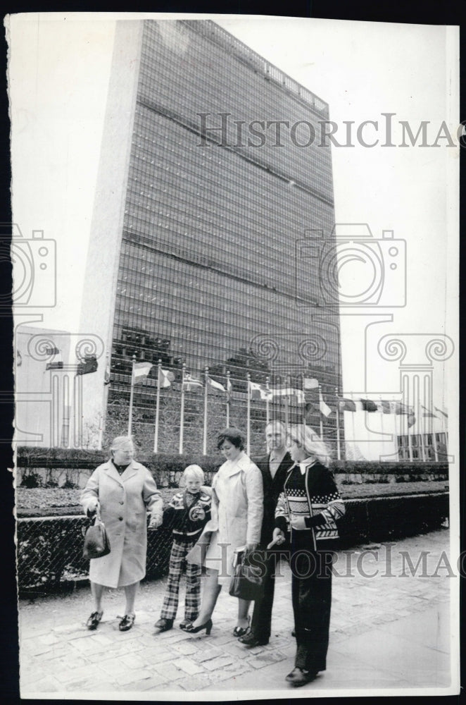 Press Photo Simas Kudirka walks with his family in United Nations in New York - Historic Images