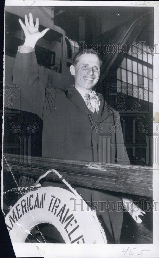 1954 Press Photo Reinhold Pabel,Chicago bookstore owner,immigrant from Germany - Historic Images