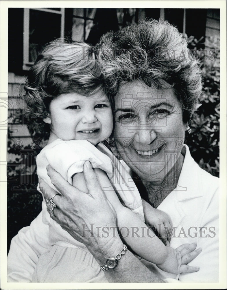 1985 Press Photo Dorothy Ressler with her grand daughter Meaghan - Historic Images