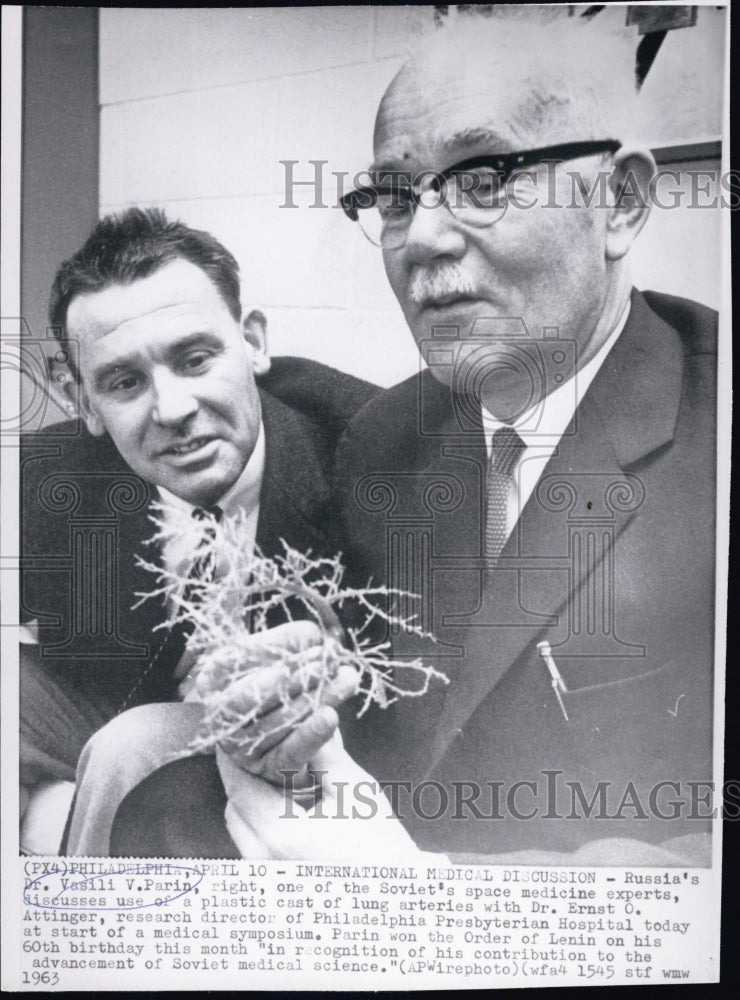 1963 Press Photo Dr. Vasili Parin(R) discusses with Dr Ernst Attinger - Historic Images