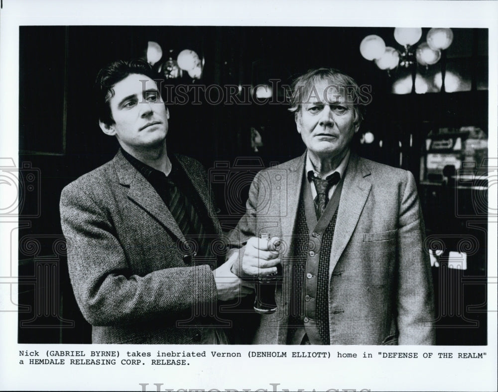 1989Press Photo Gabriel Byrne and Denholm Elliott star in &quot;Defense of the Realm&quot; - Historic Images