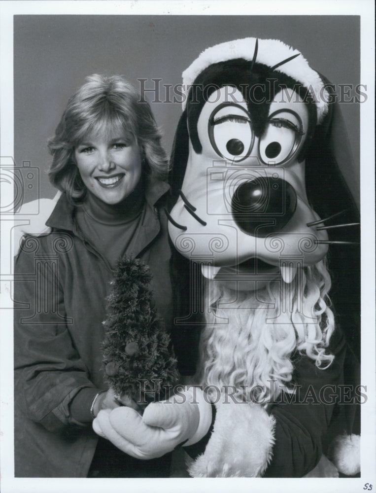 Press Photo TV host Joan Loundon with Goofy dressed as Santa Clause - Historic Images