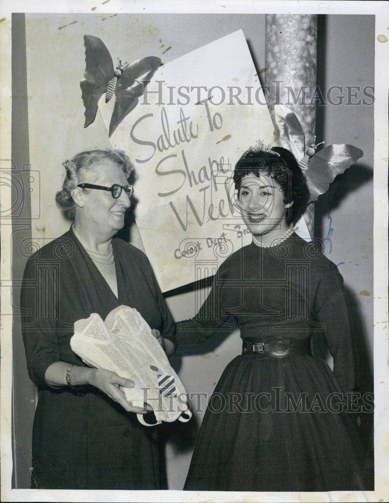 1956 Press Photo Lillian Rowley and Cindy Lord 
singer - Historic Images