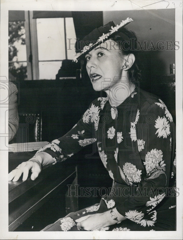 1947 Press Photo Ann Matthews Union Secretary  and member of the Communist party - Historic Images