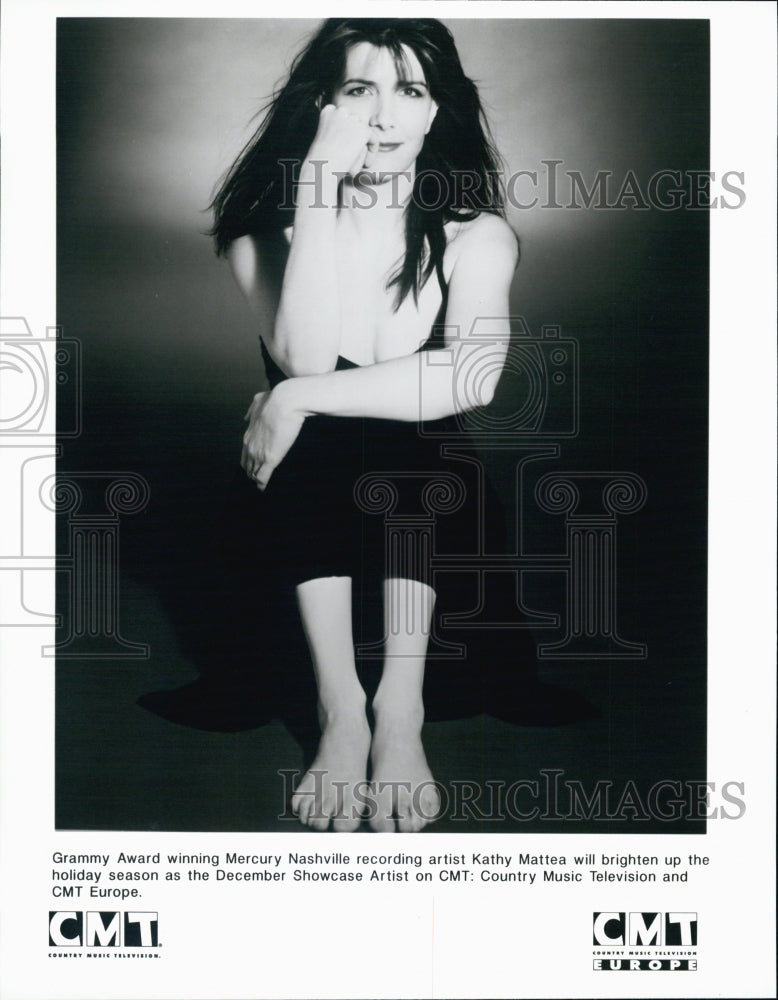 Press Photo Musician Kathy Mattea posing for picture - Historic Images