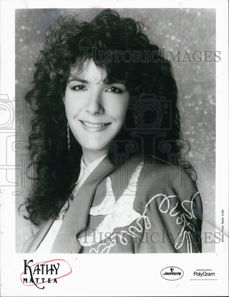 1990 Press Photo Musician Kathy Mattea posing for picture - Historic Images