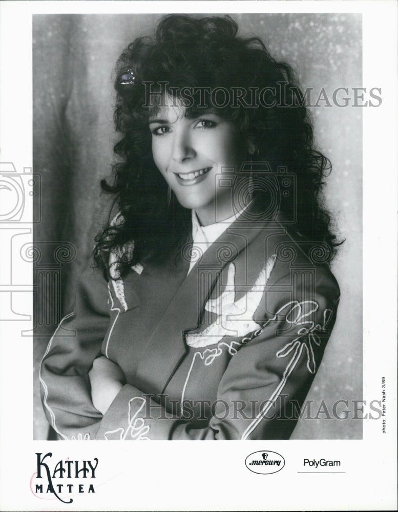 Press Photo Musician Kathy Mattea posing for picture - Historic Images