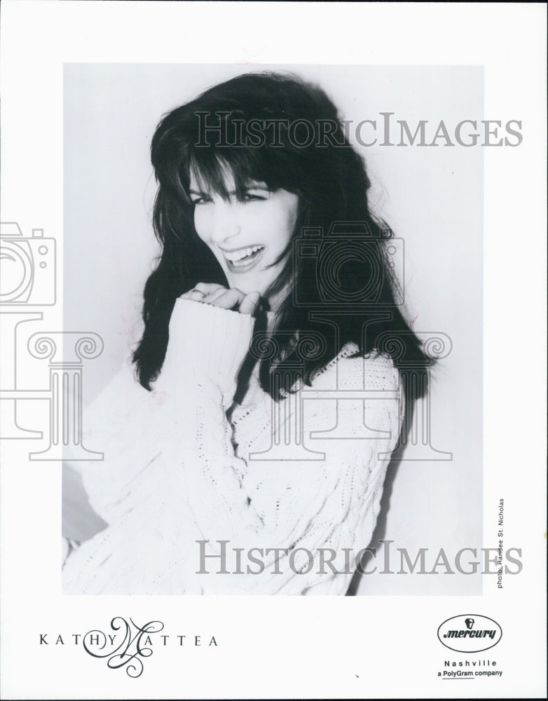 Press Photo Musician Kathy Mattea posing for picture - Historic Images